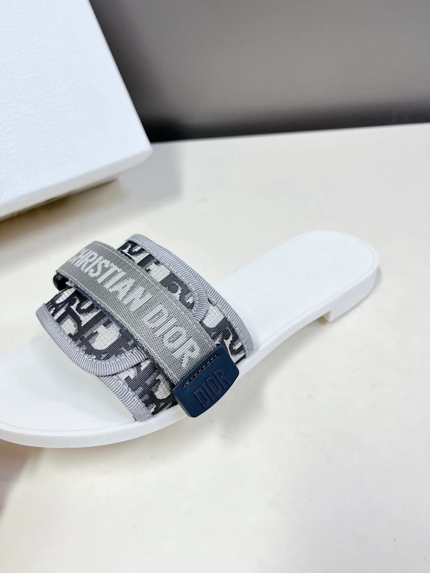 👟👟Ex-factory price 360👟👟 Dior classic Dior Velcro buckle sandals. The high version of the GO original version is perfectly reproduced. The most popular color matching fabric. Super layered. The original molded high-end TPU outsole✔️very comfortable and easy to walk. The upper materials are all original customized, 3D electric embroidered three-dimensional cloth surface. Very versatile. A must-have for lazy people in summer. The original full set of packaging code number: 35-40